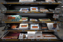 Un rayon de supermarché proposant du saumon à la vente, à Sceaux en décembre 2022.