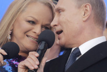 Larissa Dolina chante l'hymne russe avec Vladimir Poutine, le 18 mars 2015, à Moscou.