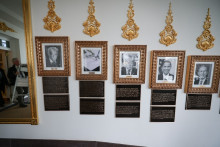 Des plaques commémoratives installées par le programme "Presidential Walk of Fame"de l’administration Trump, comportant la description des présidents américains, sont visibles le long de la colonnade de la Maison-Blanche, le 17 décembre 2025 à Washington