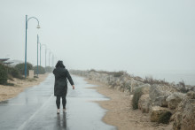 Une personne marche à La Palmyre (Charente-Maritime), en octobre 2025.