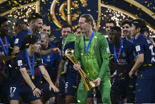 Le gardien russe Matveï Safonov célèbre la victoire du PSG en Coupe intercontinentale contre Flamengo, le 17 décembre 2025 à Al-Rayyan.