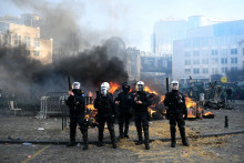 Des policiers évacuent la place du Luxembourg, près du Parlement européen, lors d'une manifestation d'agriculteurs à Bruxelles, le 18 décembre 2025