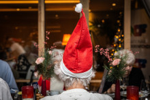 Des personnes âgées lors d'un dîner de Noël, aux Pays-Bas, le 11 décembre 2025