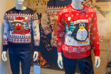 Des pulls de Noël en vitrine d'un magasin