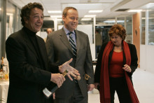 Claude Berda, président d'AB groupe (à gauche), le ministre de la Culture, Renaud Donnedieu de Vabres, et Michèle Cotta, le 31 mars 2005 à Saint-Denis, lors de la présentation de la chaîne NT1 d'AB groupe.