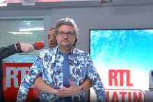 Dans sa chronique du 19 décembre 2025, Jimmy Mohamed a réalisé les gestes de premier secours sur le chroniqueur Olivier Dauvers