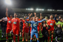 Les joueurs de l'AS Cannes célèbrent leur victoire en quart de finale de la Coupe de France contre l'EA Guingamp au stade Pierre de Coubertin le 25 février 2025