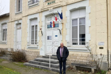 Le maire démissionnaire devant le parvis de la mairie