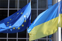 Le drapeau de l'Ukraine et celui de l'Union Européenne devant le Parlement Européen
