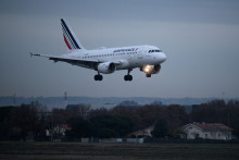Un Airbus d'Air France atterrit à l'aéroport de Blagnac à Toulouse, le 2 janvier 2025.