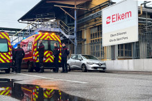 Des pompiers se tenant près du site Elkem Silicones situé à Saint-Fons, dans le Rhône, ce lundi 22 décembre 2025, après l'explosion.