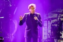 Barry Manilow se produit sur la scène des Grammy Awards le 1er février 2025.