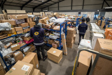 Des employés dans un entrepôt La Poste en décembre 2024, à Coaraze ( Alpes-Maritimes).