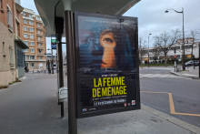 Une publicité de l'opus "La femme de ménage" à un arrêt de bus à Paris, le 17 décembre 2025.