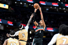 Victor Wembanyama n°1 des San Antonio Spurs capte un rebond au cours du deuxième quart-temps face aux Washington Wizards, le 21 décembre 2025 à Washington