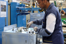 Une employée dans une usine FagorBrandt à Saint-Jean-de-la-Ruelle près d'Orléans, le 19 décembre 2013.