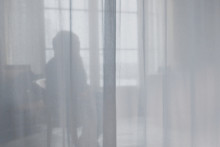 Sonia, dont la voix et le visage ont été camouflés, échange avec l'actrice Carima Amarouche qui interprète son rôle dans "13 Novembre : le choix de Sonia"