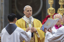Léon XIV a célébré la première messe de Noël de son pontificat dans la basilique Saint-Pierre au Vatican.