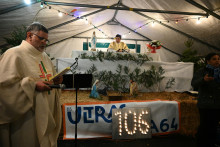 Des prêtres célèbrent une messe de la veille de Noël sur l'autoroute A64, le 24 décembre 2025