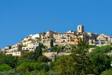 Une dizaine de personnes ont hissé une croix chrétienne géante sur le baou de Saint-Jeannet, sans autorisation, après avoir effectué une procession le 1ᵉʳ novembre à travers la ville.