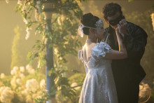 Benedict Bridgerton et Sophie dans la saison 4 de la série "La Chronique des Bridgerton"