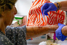 Un infirmier prenant en charge une patiente (photo d'illustration).