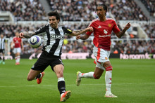 Le milieu de Newcastle, Sandro Tonali, au duel avec le défenseur français Lenny Yoro de Manchester United au St James' Park, le 13 avril 2025.