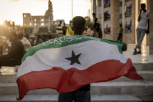 Un homme brandit un drapeau du Somaliland, à Hargeisa, le 7 novembre 2024.