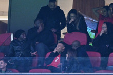 Kylian Mbappé avec le maillot d'Achraf Hakimi, entouré de ses proches lors de Maroc-Mali à la CAN, le 26 décembre 2025 à Rabat.