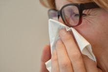 Une forte fièvre, des frissons, une fatigue intense, des douleurs musculaires ou encore des maux de tête caractérisent la grippe.