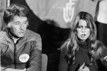Brigitte Bardot en 1977 lors d'une conférence de presse sur la lutte contre la chasse aux phoques