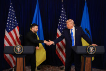 Le président américain Donald Trump et le président ukrainien Volodymyr Zelensky tiennent une conférence de presse à l'issue de leur rencontre au club Mar-a-Lago de Trump, le 28 décembre 2025 à Palm Beach, en Floride