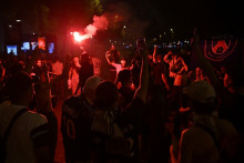 Des fans du PSG célèbrent la victoire de leur club en Ligue des champions, le 31 mai 2025 à Paris.
