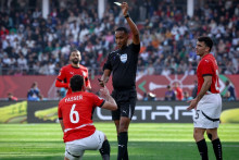 L'arbitre du match Egypte-Afrique du Sud adresse un carton jaune à Yasser Ibrahim pour une main, avant de se raviser, à la CAN, le 26 décembre 2025.