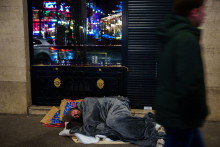 Un sans-abri dans les rues de Paris le 26 décembre 20225