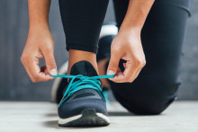 Une personne serrant ses lacets (photo d'illustration)