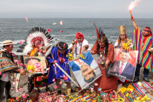 Les chamans péruviens lors du rituel concernant les prédictions pour l'année 2026, à Lima, le 29 décembre 2025.