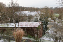 Des toits recouverts de neige à Montaigu-Vendée (Vendée), ce 25 décembre 2025.