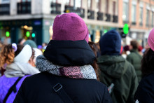 Une personne chaudement habillée dans les rues de Lyon, en novembre 2025.