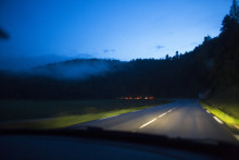 Une route de campagne la nuit en France (Illustration)