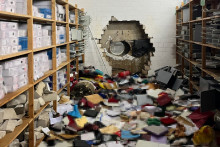 La police de Gelsenkirchen a diffusé une photo montrant un trou géant dans le mur du coffre-fort d'une banque cambriolée, le 29 décembre 2025.