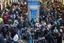 Des voyageurs attendant en gare de Saint Pancras à Londres, le 30 décembre 2025, après l'interruption des trains Eurostar.