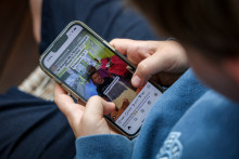 Un enfant consulte les réseaux sociaux sur son téléphone (image d'illustration).
