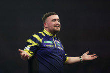 Le Britannique Luke Littler hué lors des championnats du monde de fléchettes, le 29 décembre 2025 à Londres.