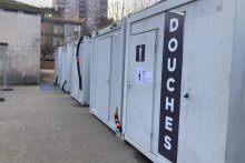 Résidence Rodrigues à Agen. Des douches publiques installées entre les bâtiments privés de chauffage et d’eau chaude depuis 15 jours