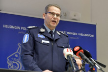 Le commissaire national de la police finlandaise, Ilkka Koskimäki, s'exprime lors d'une conférence de presse à Helsinki, en Finlande, le 31 décembre 2025.