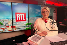 La romancière et journaliste Sophie Loubière au micro de RTL pour le podcast "Les Voix du crime".
