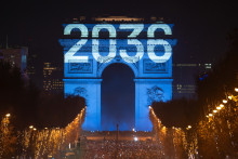 Le message de l'association Antoine Alléno sur l'Arc de triomphe à Paris, le 31 décembre 2025.