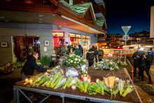Une femme dépose des fleurs sur le lieu où un incendie a ravagé un bar bondé dans la station de ski alpine de Crans-Montana, le 1er janvier 2026.
