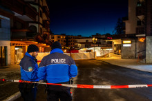 La police contrôle l'accès à la rue où un incendie a ravagé un bar bondé pendant les célébrations du Nouvel An dans la station de ski alpine de Crans-Montana, le 1er janvier 2026.